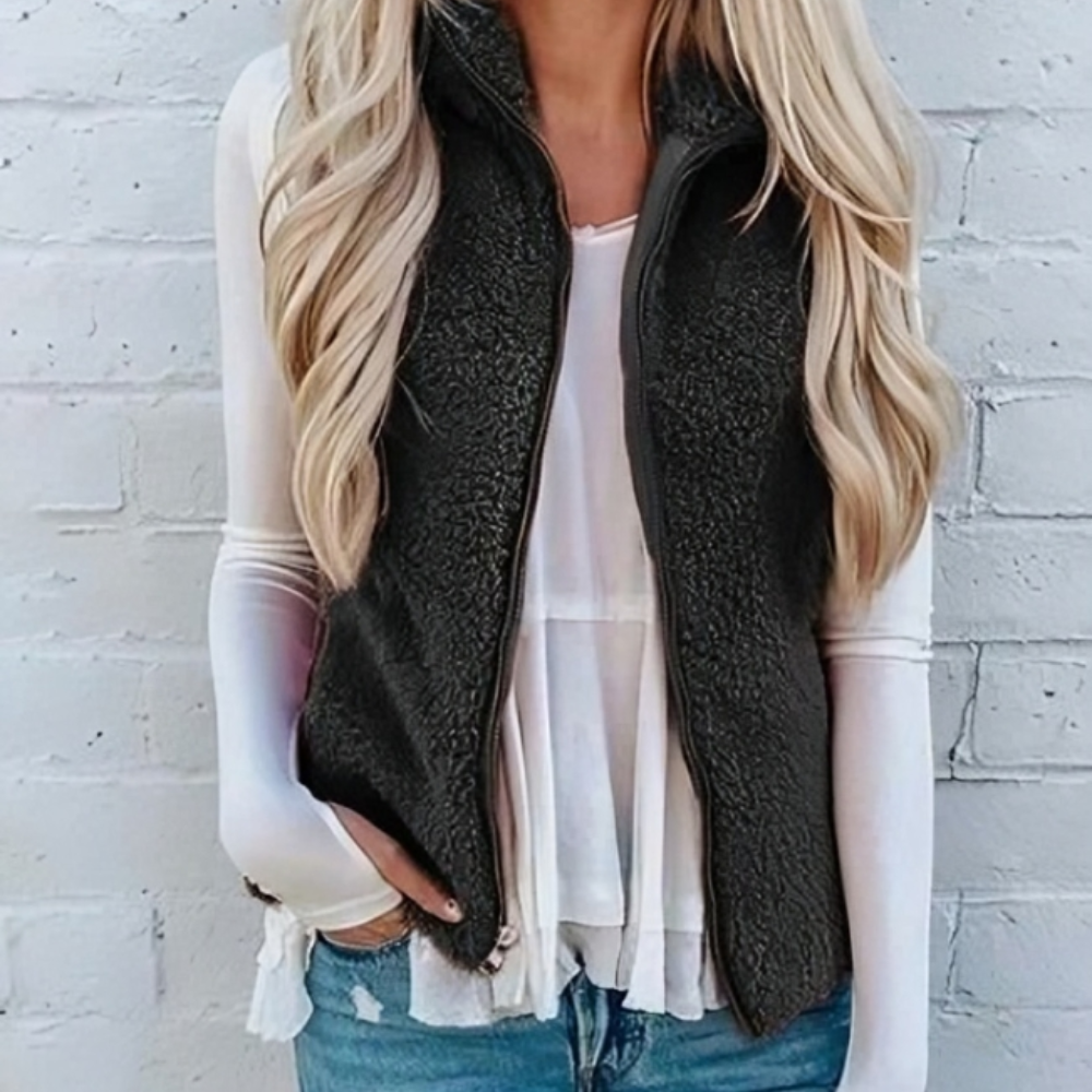 Gilet zippé femme Caroli avec fermeture de qualité, accentuant le confort. Veste polyvalente pour l'automne-hiver.