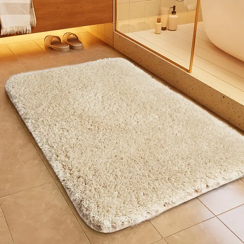 Décoration de salle de bain : tapis moelleux rectangulaire avec surface antidérapante pour plus de sécurité.