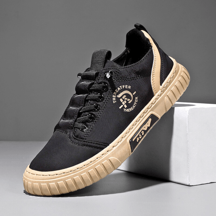 Baskets homme casual noires à semelle épaisse, idéales pour un style urbain décontracté et un confort quotidien.
