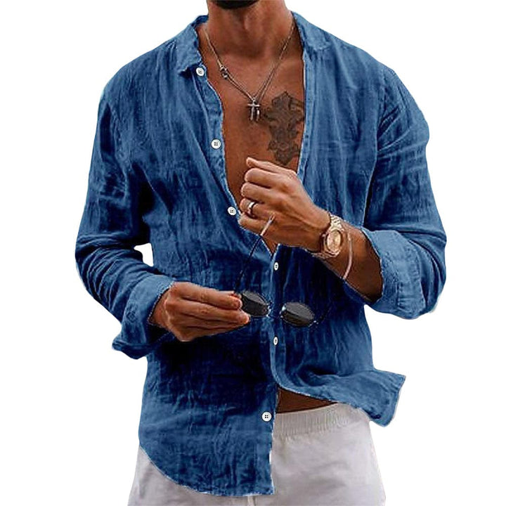 Homme détendu en chemise décontractée d'été, élégant et confortable, profitant de la mode masculine en extérieur.
