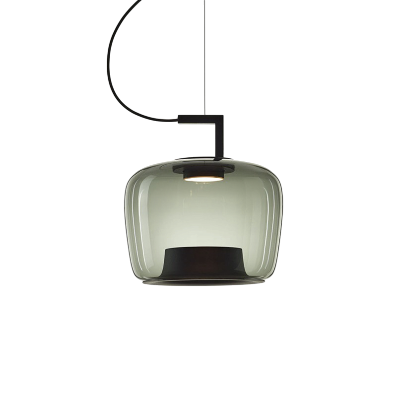 Détail du verre teinté de la lampe suspendue, créant une ambiance chaleureuse.
