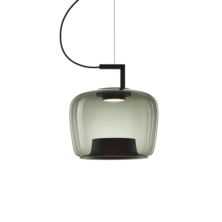 Détail du verre teinté de la lampe suspendue, créant une ambiance chaleureuse.