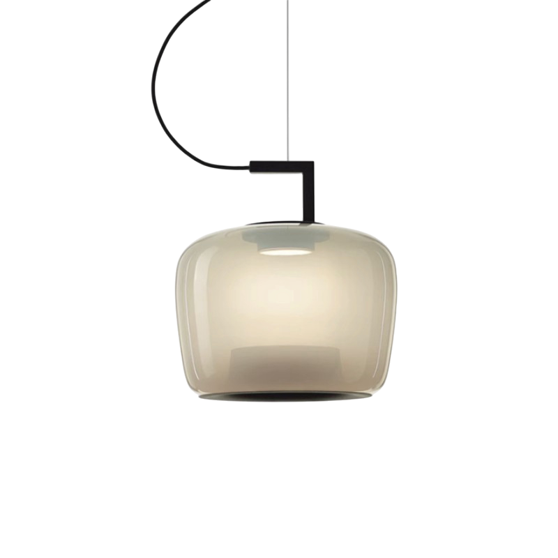 Lumière douce d'une lampe suspendue en verre, créant une ambiance cosy.