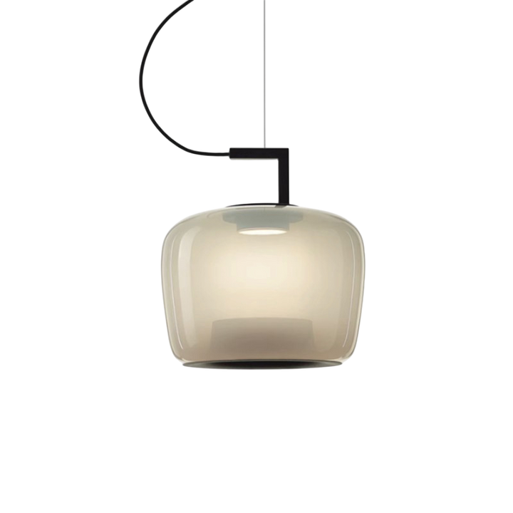 Lumière douce d'une lampe suspendue en verre, créant une ambiance cosy.