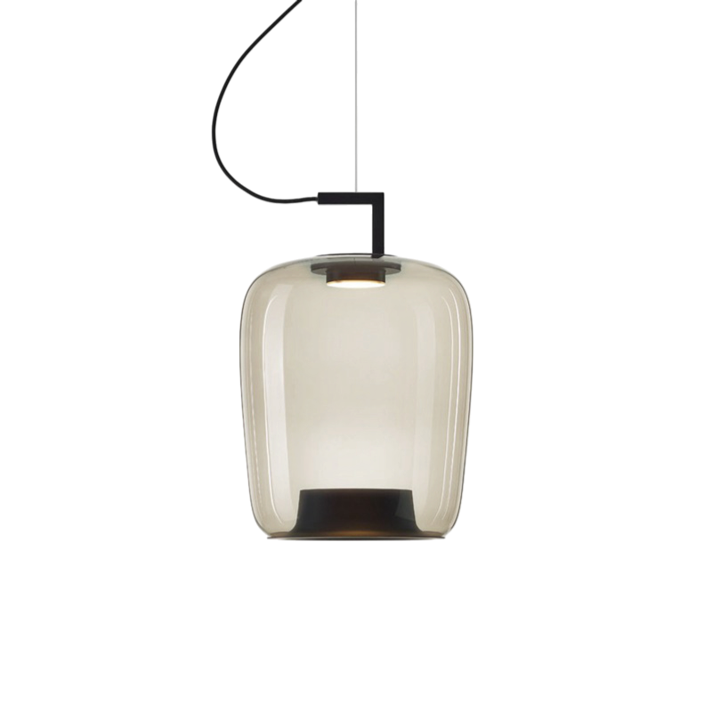 Lampe suspendue classique en verre installée dans un salon contemporain.