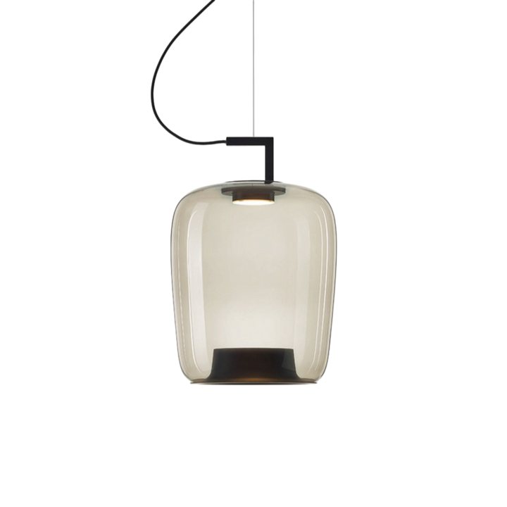 Lampe suspendue classique en verre installée dans un salon contemporain.