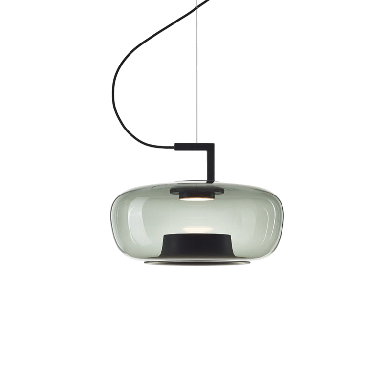 Suspension en verre teinté, forme classique pour un éclairage intérieur raffiné.