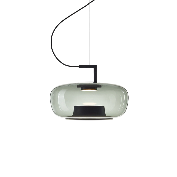 Suspension en verre teinté, forme classique pour un éclairage intérieur raffiné.
