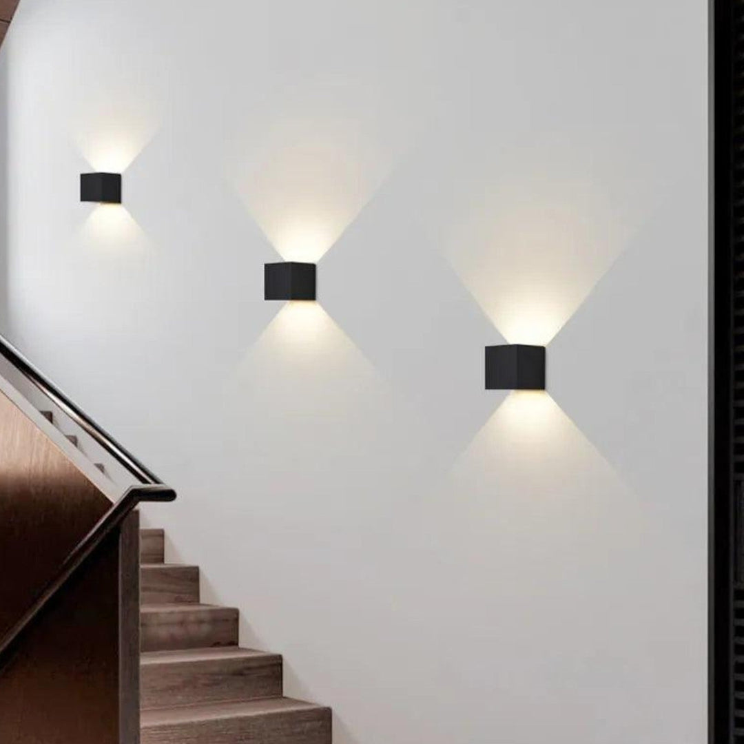 Applique murale LED polyvalente, pour intérieur ou extérieur, avec faisceau lumineux réglable et design moderne.