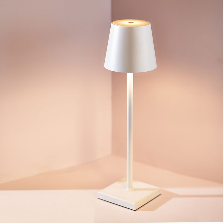 Lampe de table LED rechargeable sans fil moderne, idéale intérieur/extérieur, crée une ambiance chic.