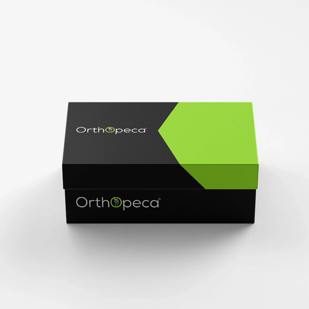 Personne marchant avec des chaussures orthopédiques unisexe à velcro, profitant d'un confort et soutien exceptionnels.