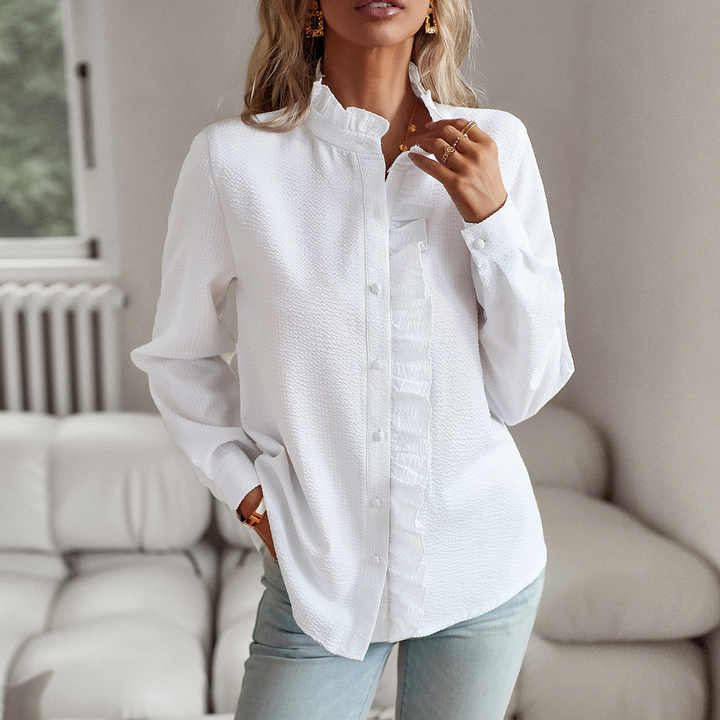 Chemisier chic femme à col montant, manches longues. Style élégant pour la mode automne, idéal tenue formelle.