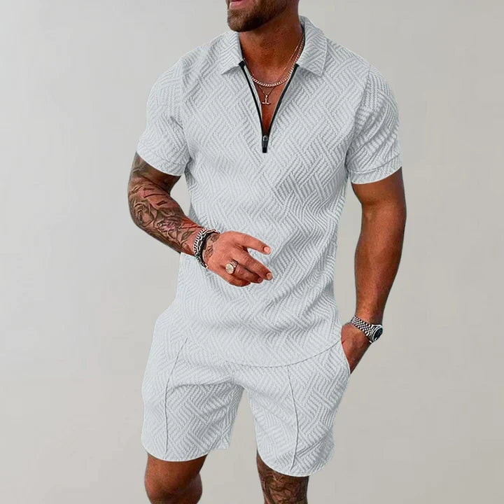 Homme en vacances portant l'ensemble Oliver été, coton lin respirant. Look décontracté élégant pour plage/loisirs.