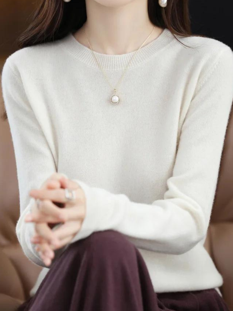 Pull d'automne femme élégant et douillet, un vêtement moderne essentiel pour le froid. Confortable.