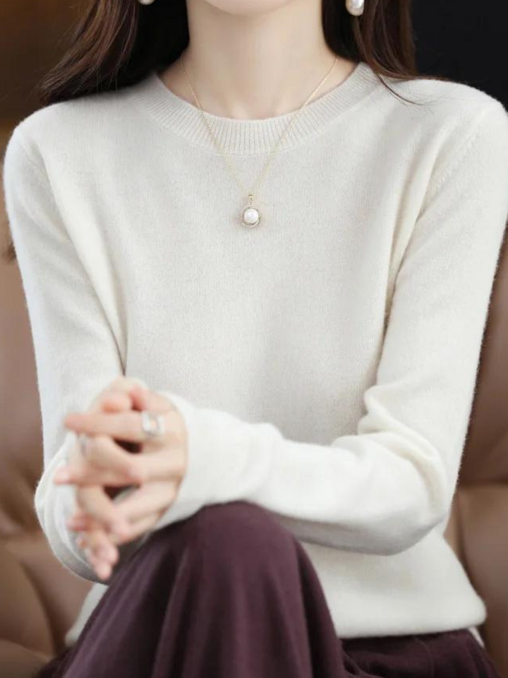 Pull d'automne femme élégant et douillet, un vêtement moderne essentiel pour le froid. Confortable.