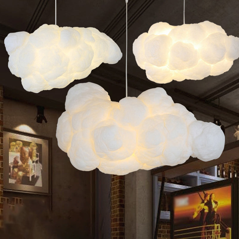 Plafonnier nuage blanc pour chambre d'enfant. Lampe suspendue design, lumière douce et décorative.