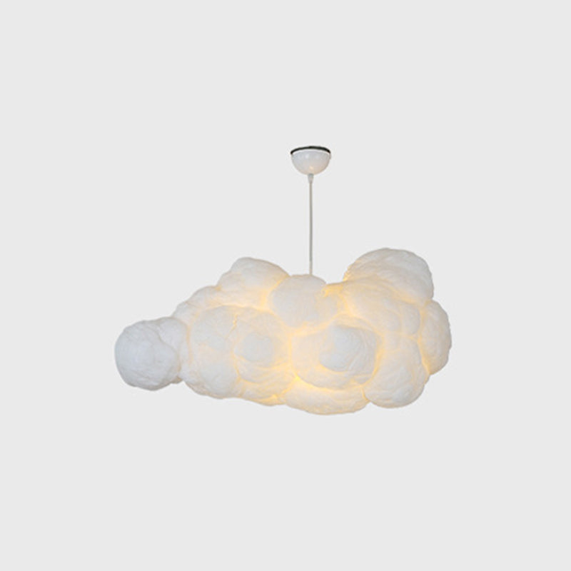 Nuage lumineux suspendu, lampe plafonnier blanc pour chambre d'enfant. Éclairage doux et apaisant.
