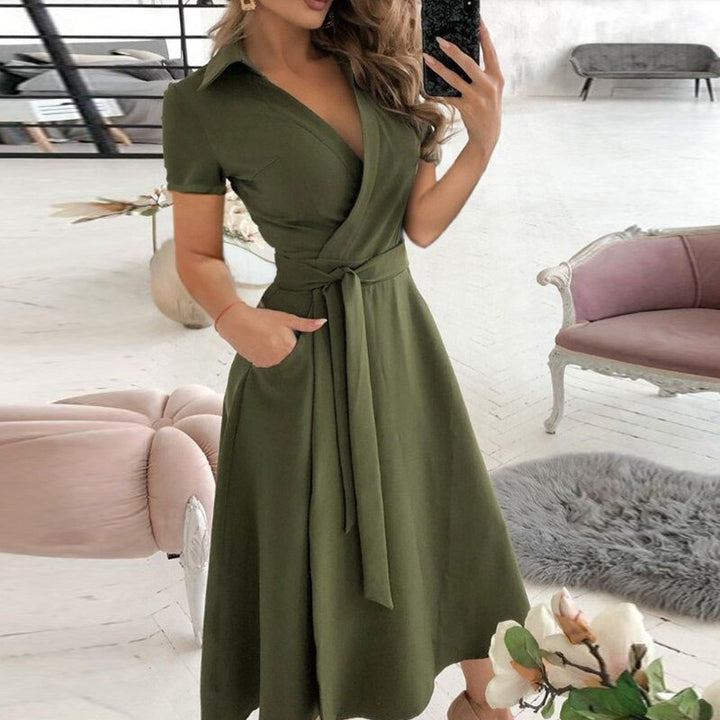 Robe femme moderne et classique, cintrée. Élégante pour soirée ou tenue quotidienne chic et stylée.