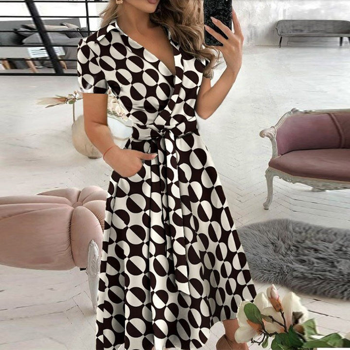 Robe femme classique et élégante, coupe longue et cintrée. Un essentiel chic polyvalent.