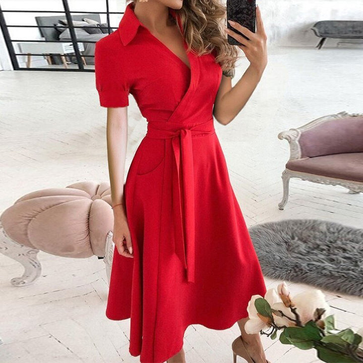 Robe élégante femme style classique, cintrée. Tissu confortable pour un look intemporel chic.