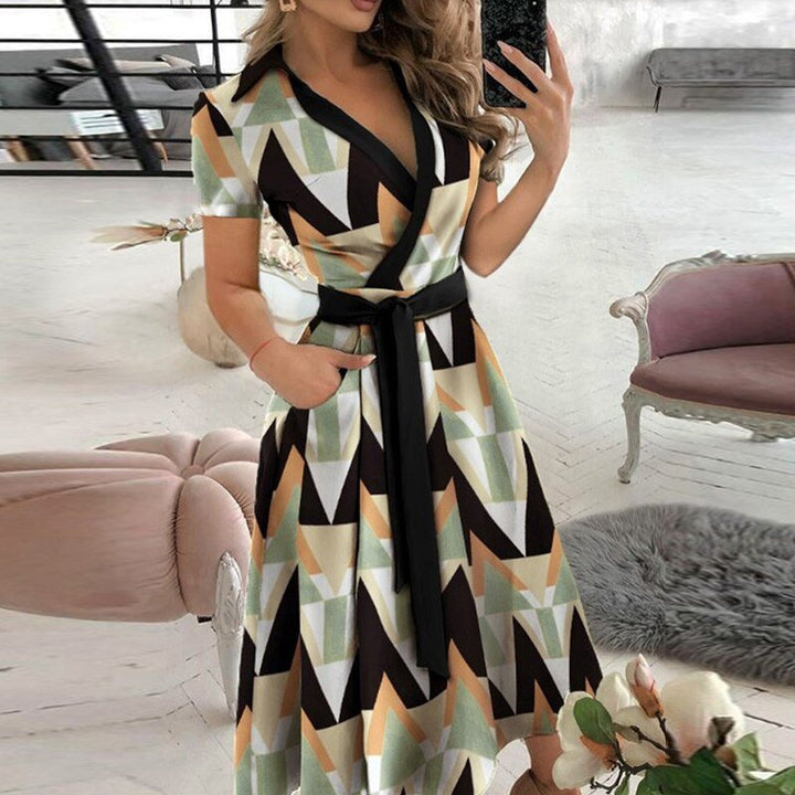 Robe élégante femme, coupe cintrée qui sublime la silhouette. Style classique et chic assuré.