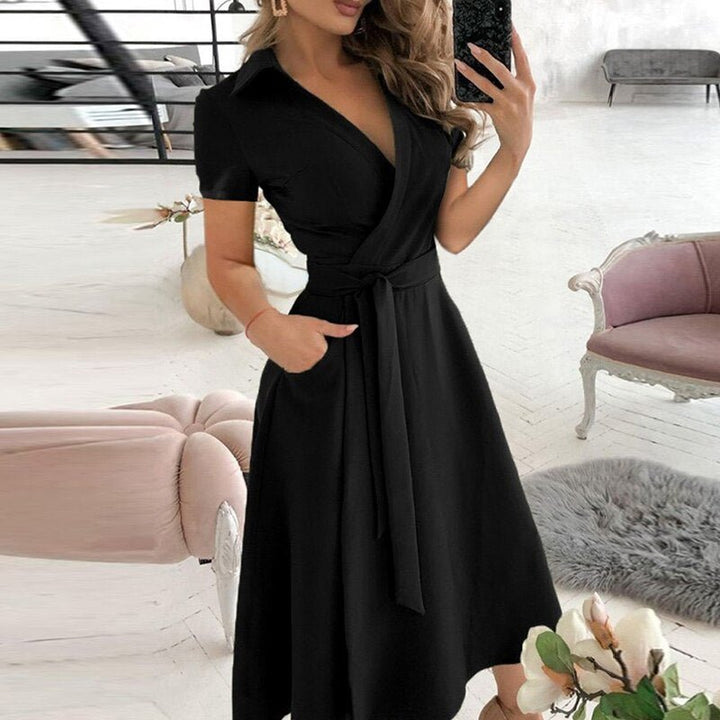 Robe polyvalente femme, élégante et cintrée. Parfaite pour le bureau, une soirée ou un événement.