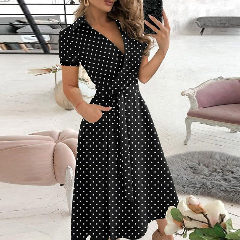 Robe femme raffinée, style classique et cintrée. Élégante pour une tenue de soirée ou quotidienne.