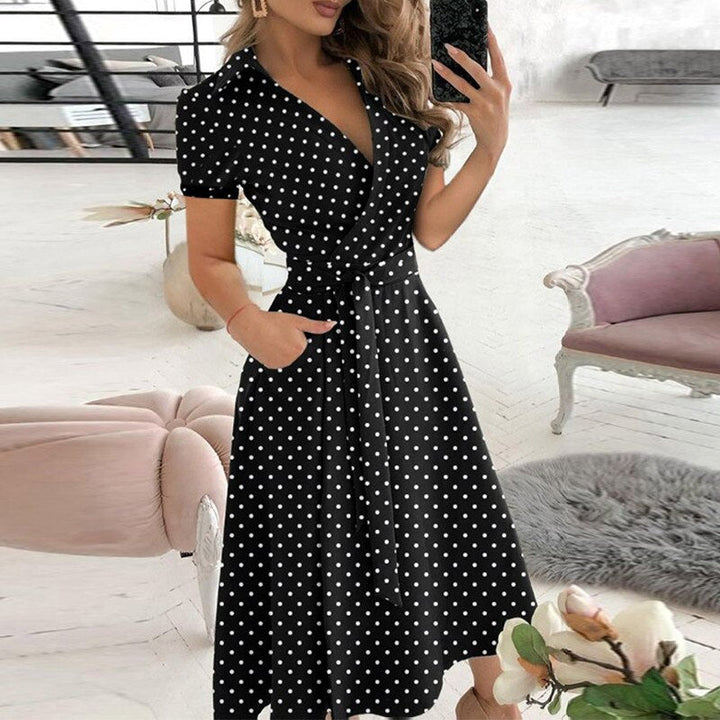 Robe femme raffinée, style classique et cintrée. Élégante pour une tenue de soirée ou quotidienne.