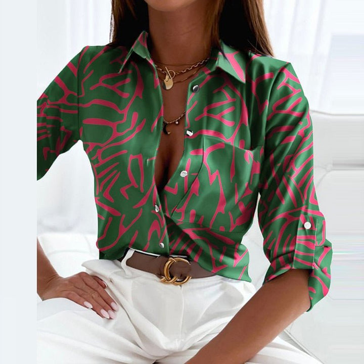 Tenue décontractée chic : blouse femme à col classique et jean, look moderne automne.