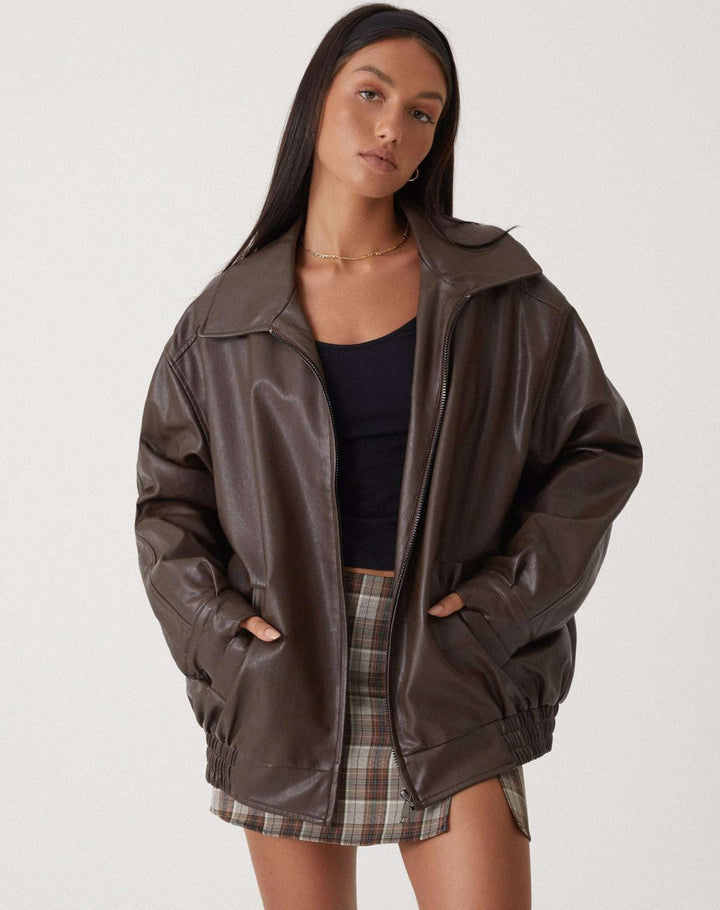 Veste oversize en cuir Yara pour femme, coupe ample pour un style chic décontracté, parfaite pour le printemps.