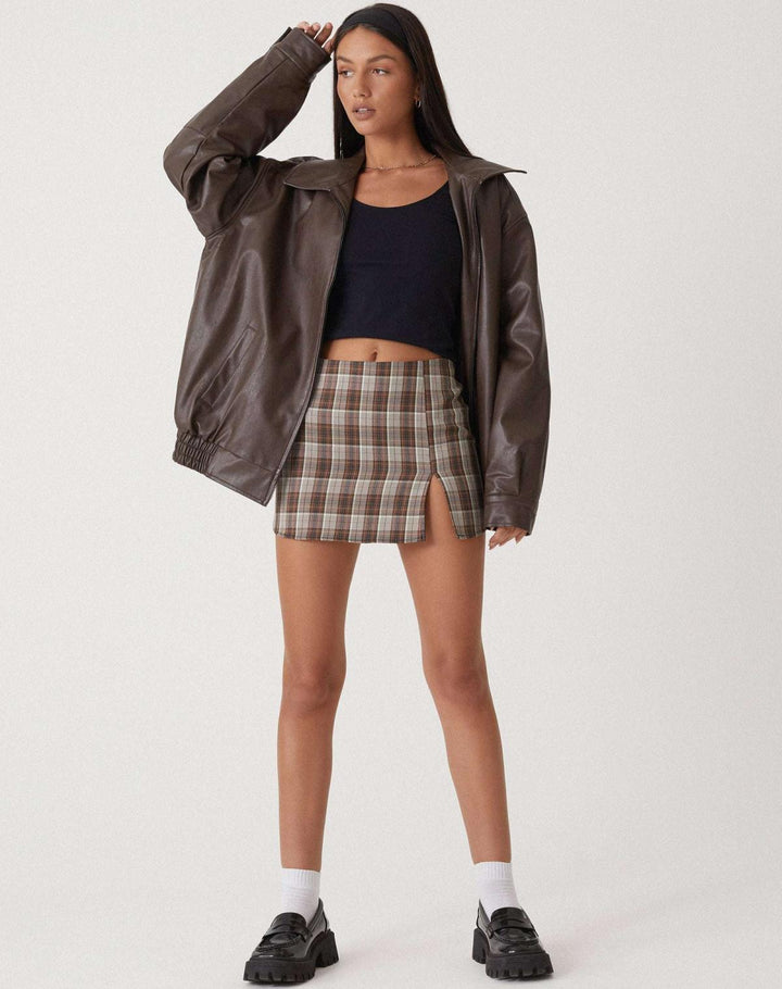 Détail de la veste oversize Yara en cuir pour femme, texture riche et coupe moderne, style chic et urbain.