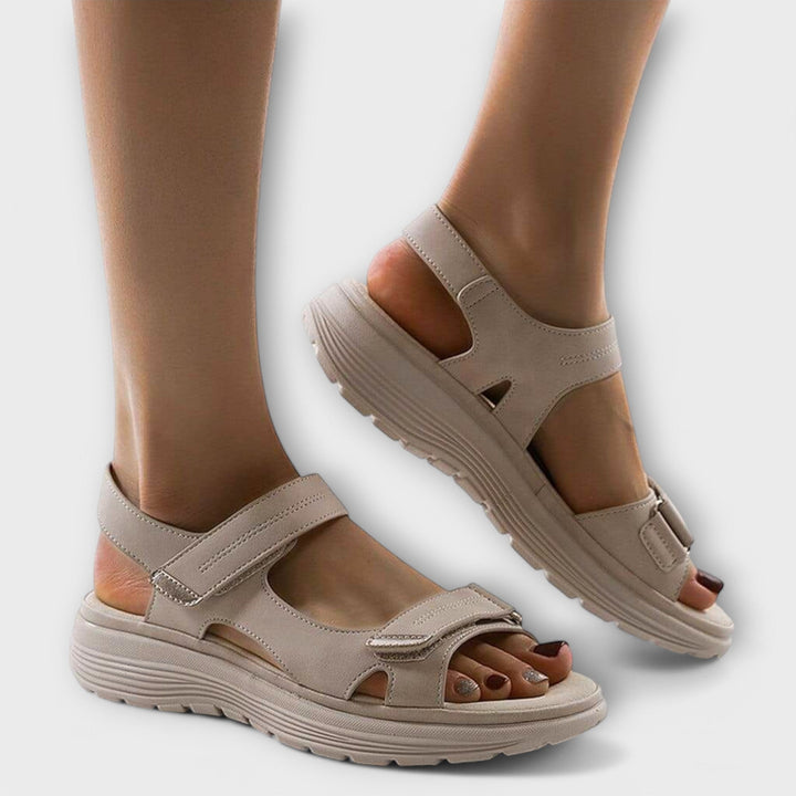 Détail des sandales orthopédiques Nally pour femmes, semelle ergonomique et matière respirante.