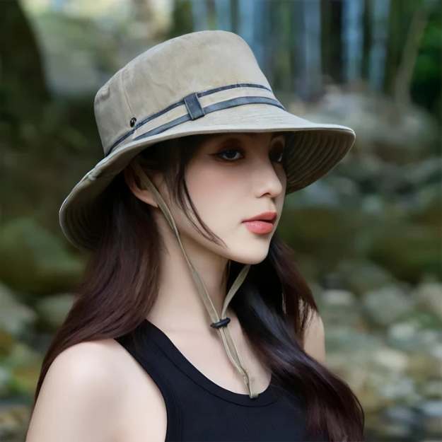 Chapeau femme en coton léger, grand bord protecteur anti-UV, confort optimal pour les journées d'été.