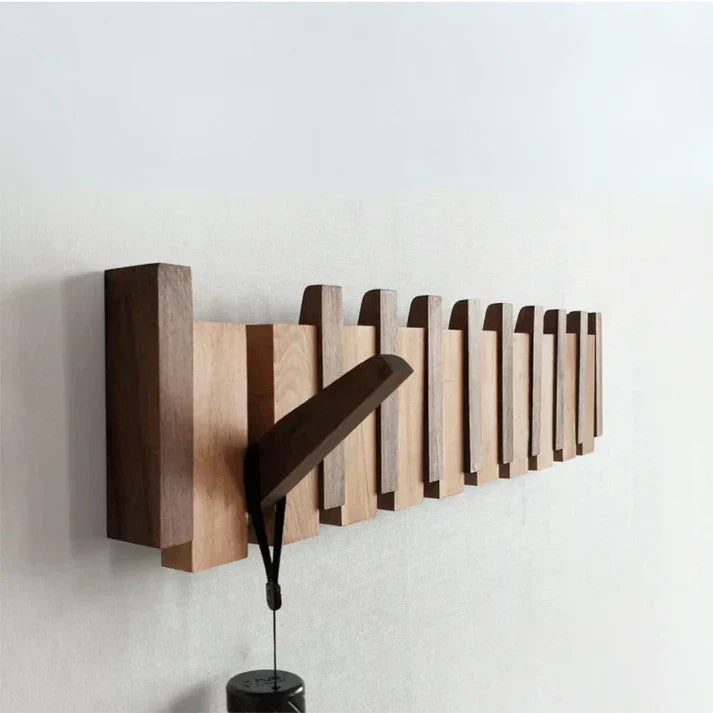 Porte-manteau mural design piano en bois, pour une entrée organisée et décorée avec goût.