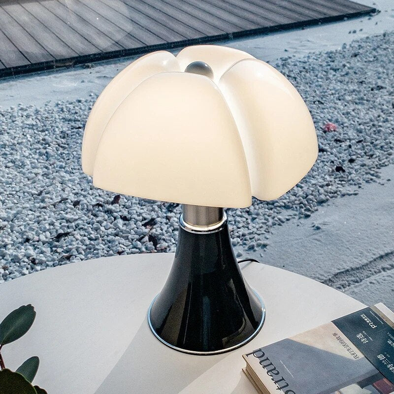 Lampe de table LED fleur élégante et décorative, crée une ambiance chaleureuse dans le salon ou la chambre.