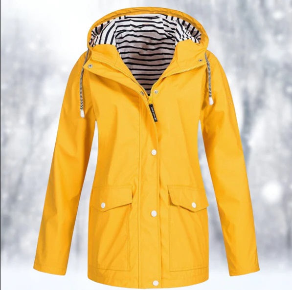 Veste imperméable femme moderne et élégante pour la pluie, idéale pour les activités d'extérieur et un style chic.