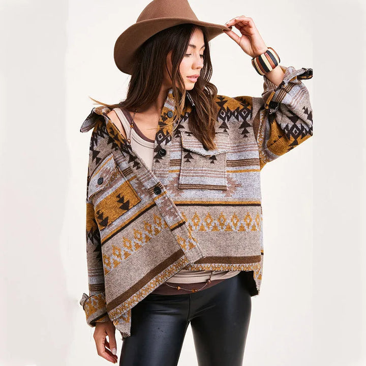 Femme portant une veste en jean Aztec tendance. Un look streetwear vintage et moderne.