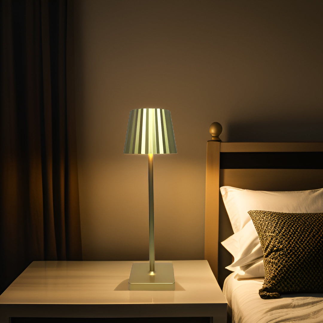 Lampe de table LED tactile scandinave dimmable. Design épuré, sans fil pour intérieur/extérieur.