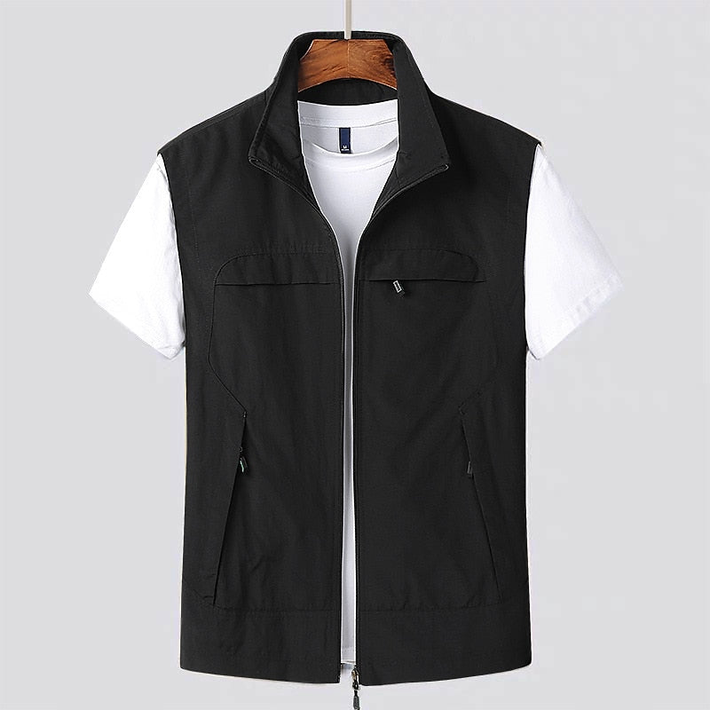 Gilet extérieur homme polyvalent, idéal pour la randonnée et le voyage. Léger, sans manches et doté de poches.