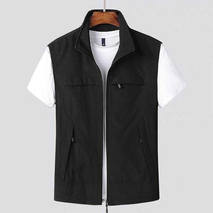 Gilet extérieur homme polyvalent, idéal pour la randonnée et le voyage. Léger, sans manches et doté de poches.