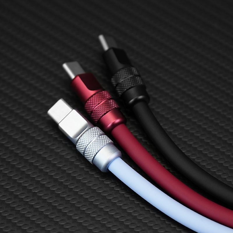 Accessoire essentiel : câble de charge rapide USB-C 240W anodisé CHUBBYCABLE pour appareils mobiles.