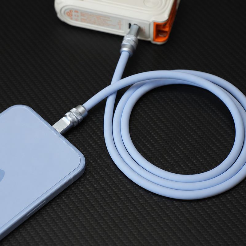 Connectivité haut débit avec câble USB-C anodisé 240W CHUBBYCABLE pour smartphone et Carplay.