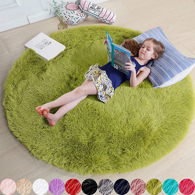 Tapis rond épais et moelleux en peluche, idéal pour créer un espace chaleureux et design dans votre maison.