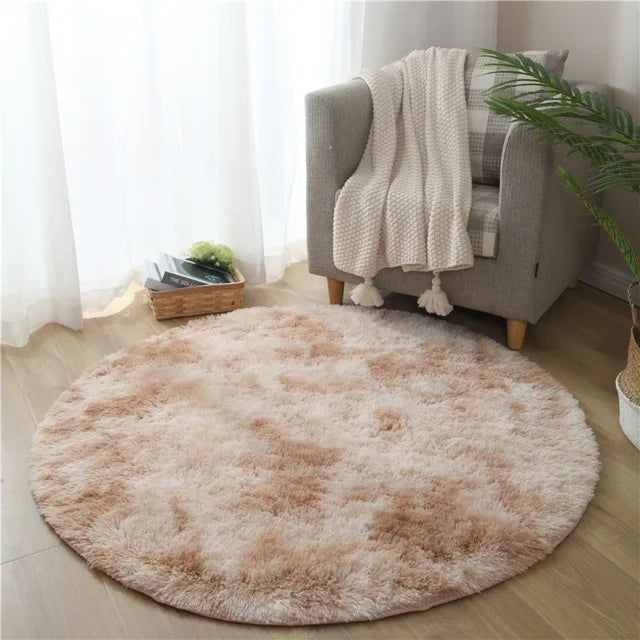 Tapis rond en peluche ultra doux, parfait pour apporter chaleur et confort au salon ou à la chambre.