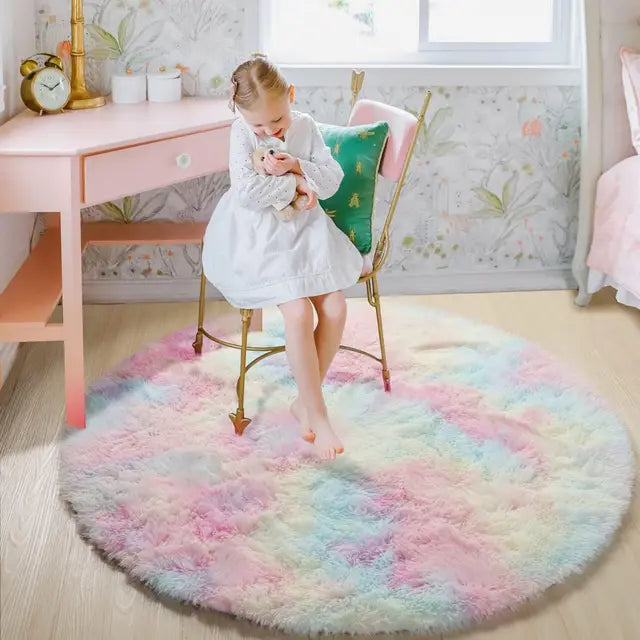Grand tapis rond moderne en fausse fourrure pour une décoration de chambre ou de salon cosy et élégante.