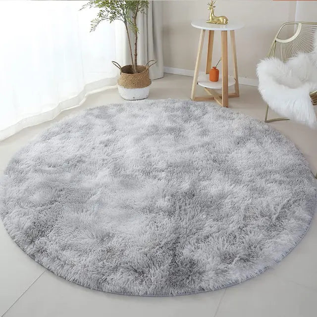 Accessoire de décoration : Tapis rond doux en peluche, apportant confort et style contemporain à votre intérieur.