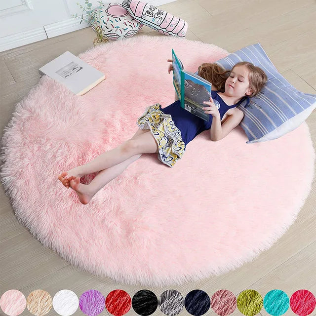 Superbe tapis rond en peluche pour le salon, offrant une texture douce et un design moderne pour une ambiance cocooning.
