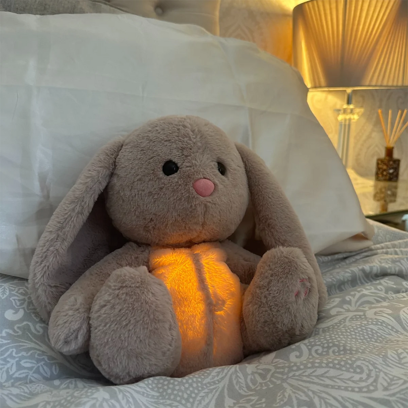 Peluche apaisante Ami Câlin, veilleuse relaxante pour sommeil des bébés, enfants et même adultes stressés.