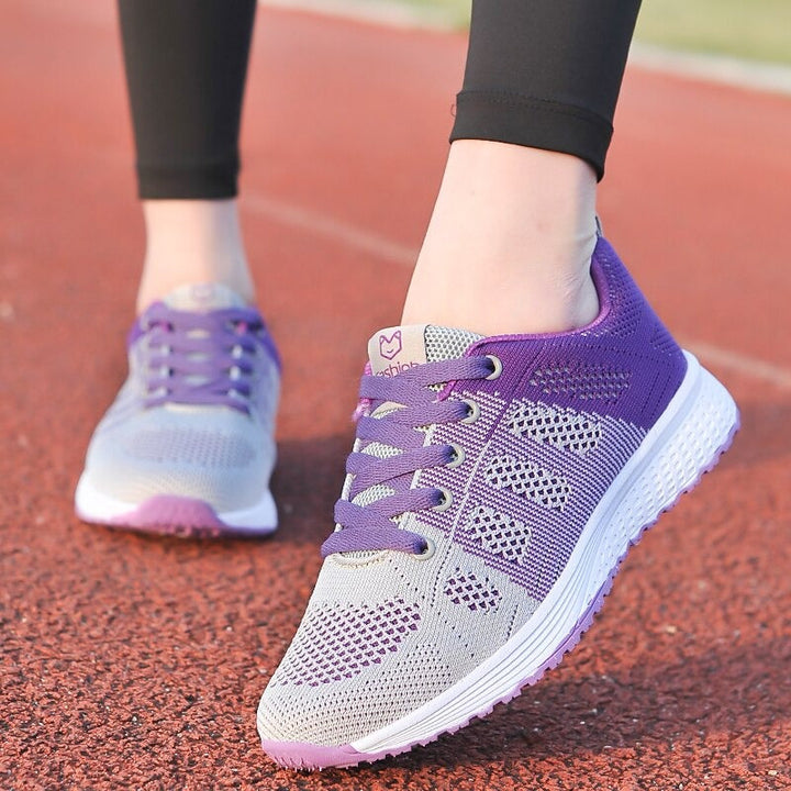 Paire de chaussures femme confortables et antidérapantes, pour la marche urbaine élégante.