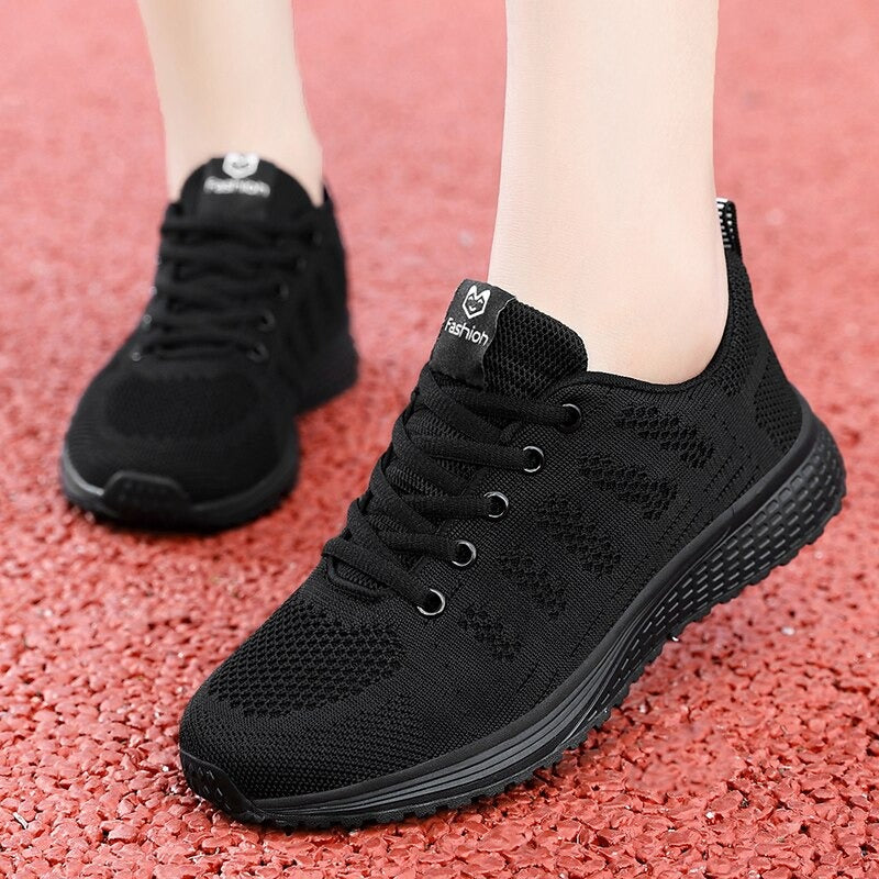 Chaussures de marche femme avec lacets résistants, pour un maintien sûr et ajusté.